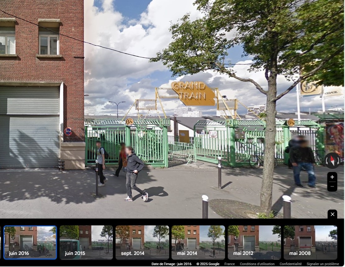 L’entrée du Ground Control, sous le nom de Grand Train, Captures d’écran 2025 depuis Street View "voir plus de date", juin 2016, de GoogleMaps, © Google 2025.En juin 2016, le site est de nouveau occupé par le Ground Control, cette fois sous le nom de Grand Train, comme l’indique le panneau avec ses lettres LED. On remarque une multitude de drapeaux arborant le premier logo de la SNCF, créé en 1937 lors de la fusion de cinq compagnies de chemin de fer françaises. Cette mise en scène rétro dès le seuil du lieu montre une volonté de valoriser l’histoire du site.Pour accéder au lieu en contrebas, il faut passer une fouille de sac effectuée par plusieurs vigiles, sous un barnum, ce qui donne des airs d’événement privé, sur réservation.