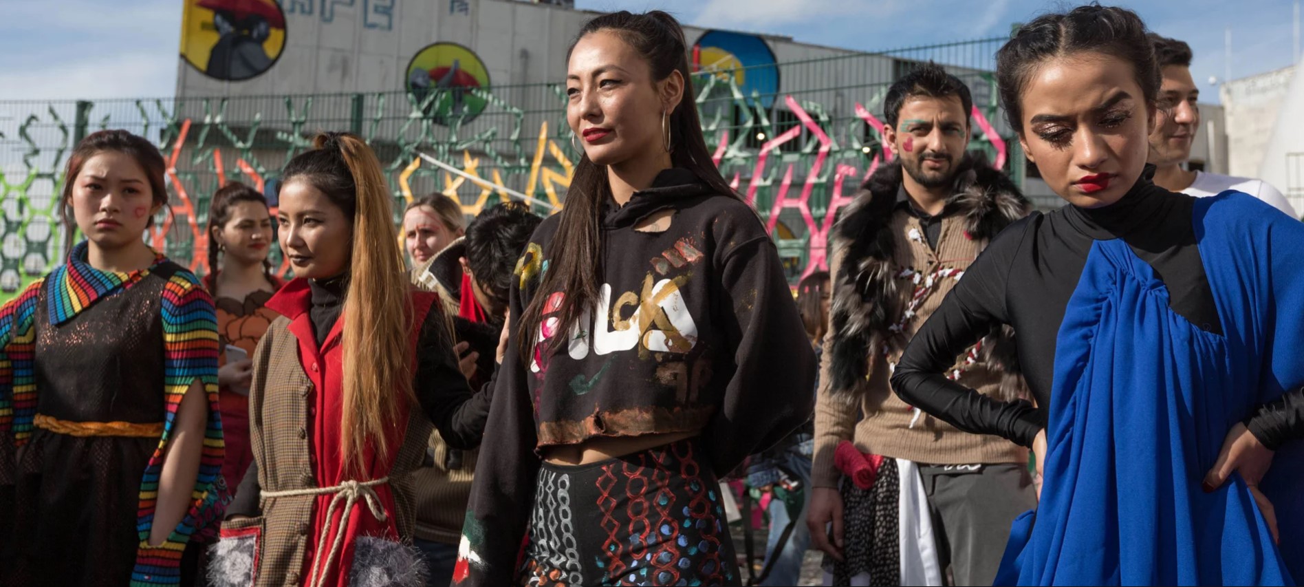 Les modèles du défilé de mode « Hope Couture », organisé par l’association Good Chance Theatre dans le centre de premier accueil Paris-Nord,Photographe Justin Sutcliffe/Eyevine pour The Guardian, 10 Mar 2018.L’association britannique Good Chance Theatre a installé son théâtre éphémère durant trois mois dans l’enceinte du centre de premier accueil de la Porte de la Chapelle. Elle propose des ateliers de théâtre aux migrants en leur permettant de se réapproprier leur histoire.Le théâtre ouvre ses portes le samedi pour l’événement « Hope Couture », afin de présenter ses créations au public parisien. Les pièces présentées sont le fruit de la collaboration entre les réfugiés et les étudiants de l’Académie Internationale de la Mode de Paris, fabriquées à partir de vêtements inutilisés donnés à Emmaüs Solidarité. Ces pièces collaboratives sont portées par les réfugiés sur le catwalk. La résidence du théâtre s’est déroulée dans une structure éphémère prenant la forme d’un dôme géodésique.