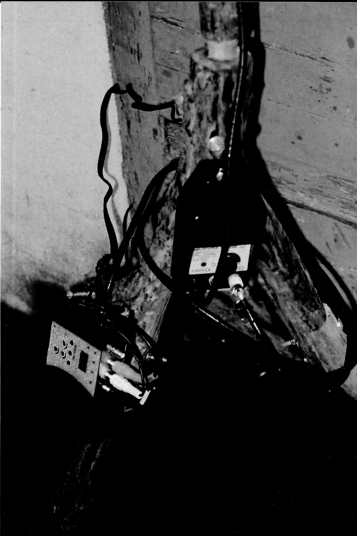 Emetteur constitué d’un modulateur et d’un amplificateur achetés sur leboncoin.fr. Cables rca et coaxiaux.