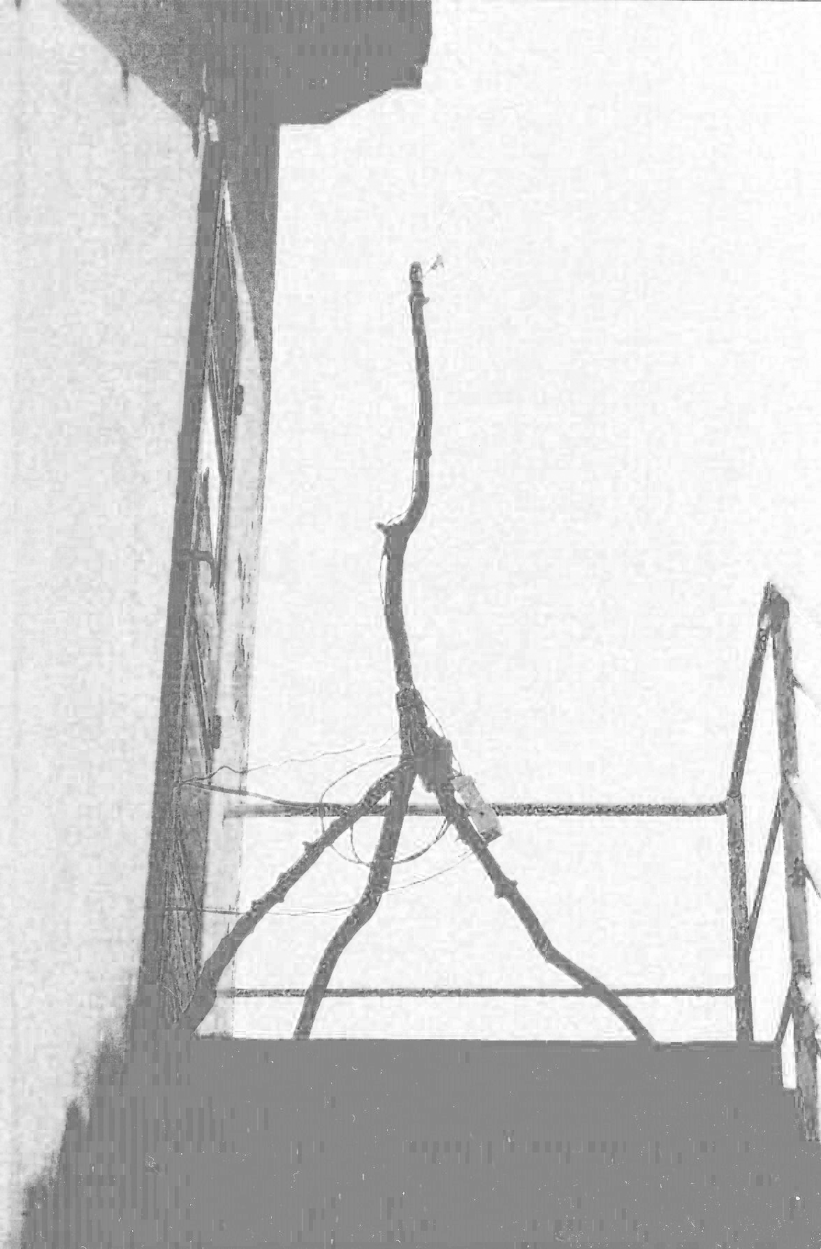 Antenne  et émetteur sur un pylône en bois, installé au dernier étage du bâtiment Voix Machine, à Fontenay S/ Bois. 2025