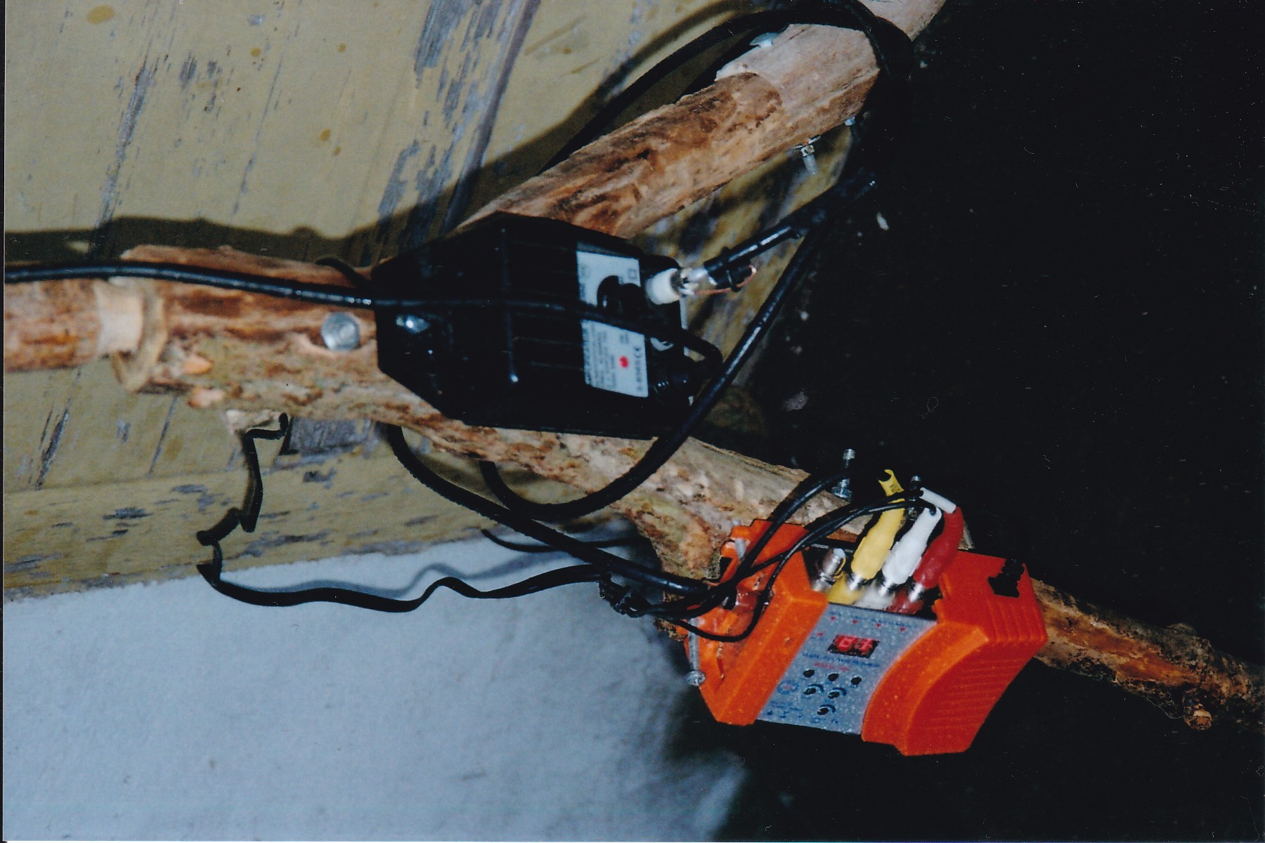 Emetteur constitué d’un modulateur et d’un amplificateur achetés sur leboncoin.fr. Cables rca et coaxiaux.