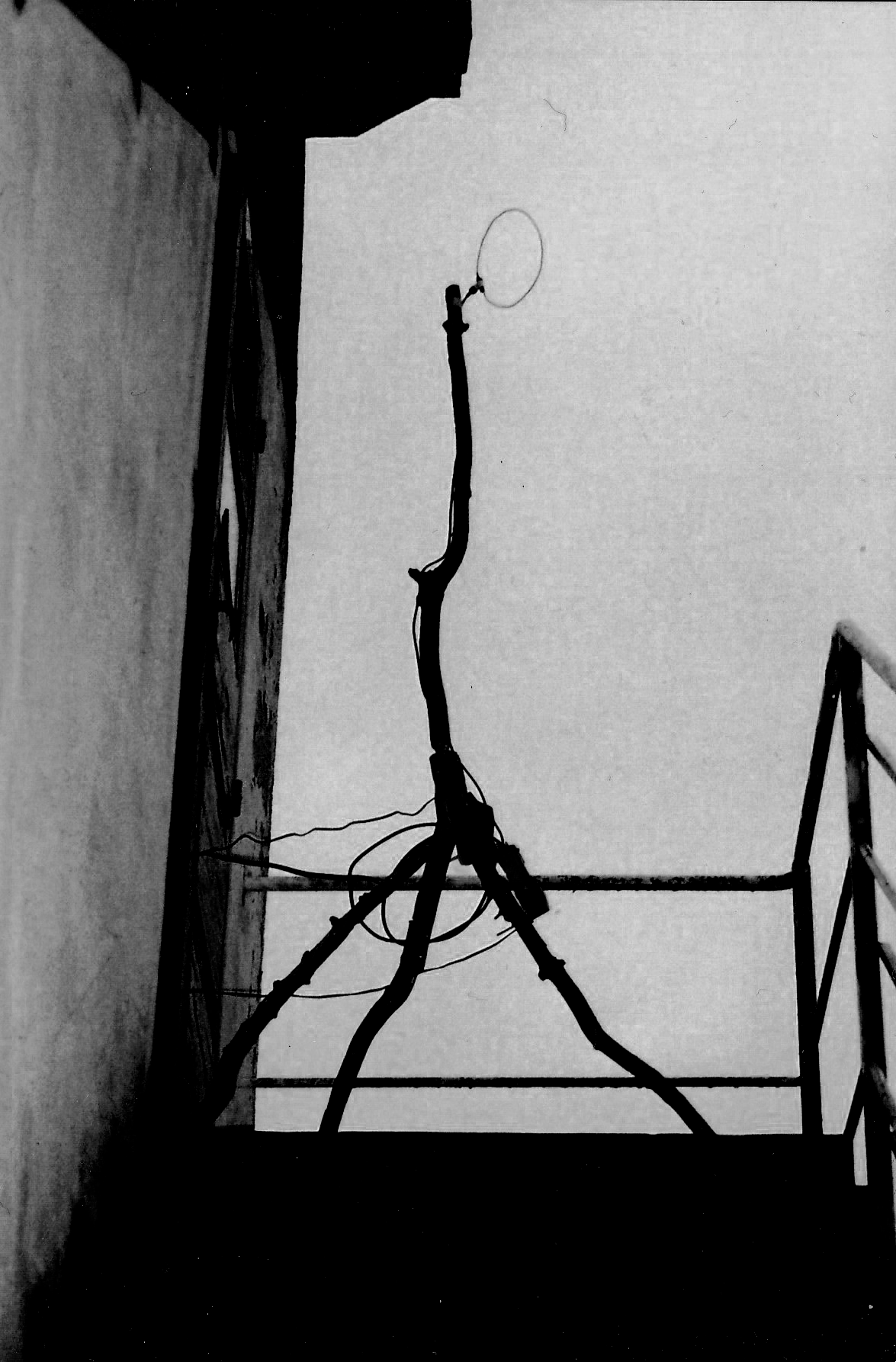 Antenne  et émetteur sur un pylône en bois, installé au dernier étage du bâtiment Voix Machine, à Fontenay S/ Bois. 2025