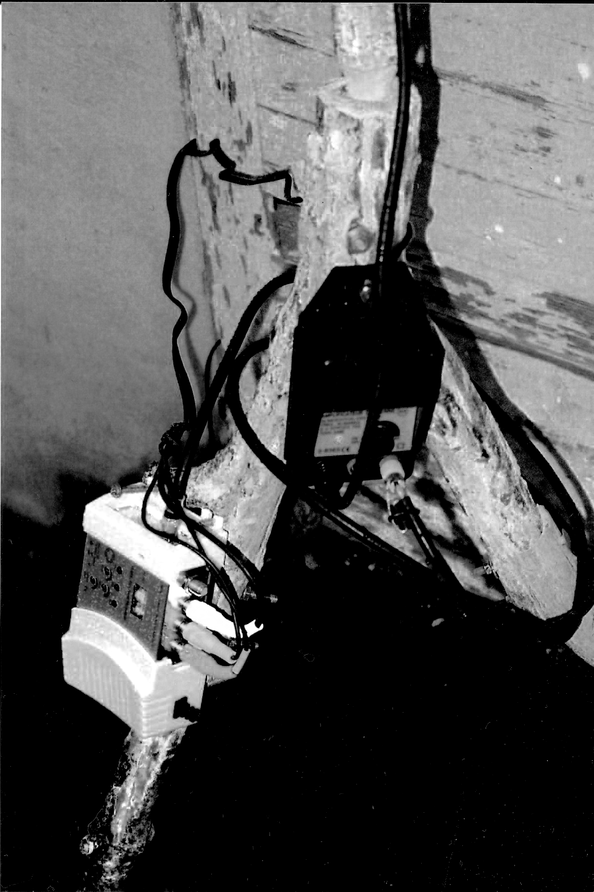 Emetteur constitué d’un modulateur et d’un amplificateur achetés sur leboncoin.fr. Cables rca et coaxiaux.